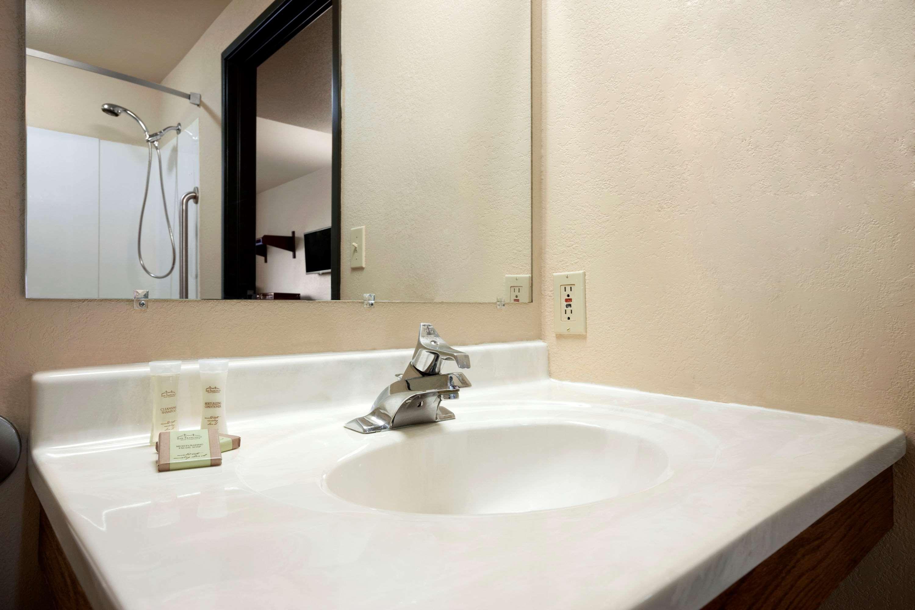 Super 8 By Wyndham Macon Motel Luaran gambar