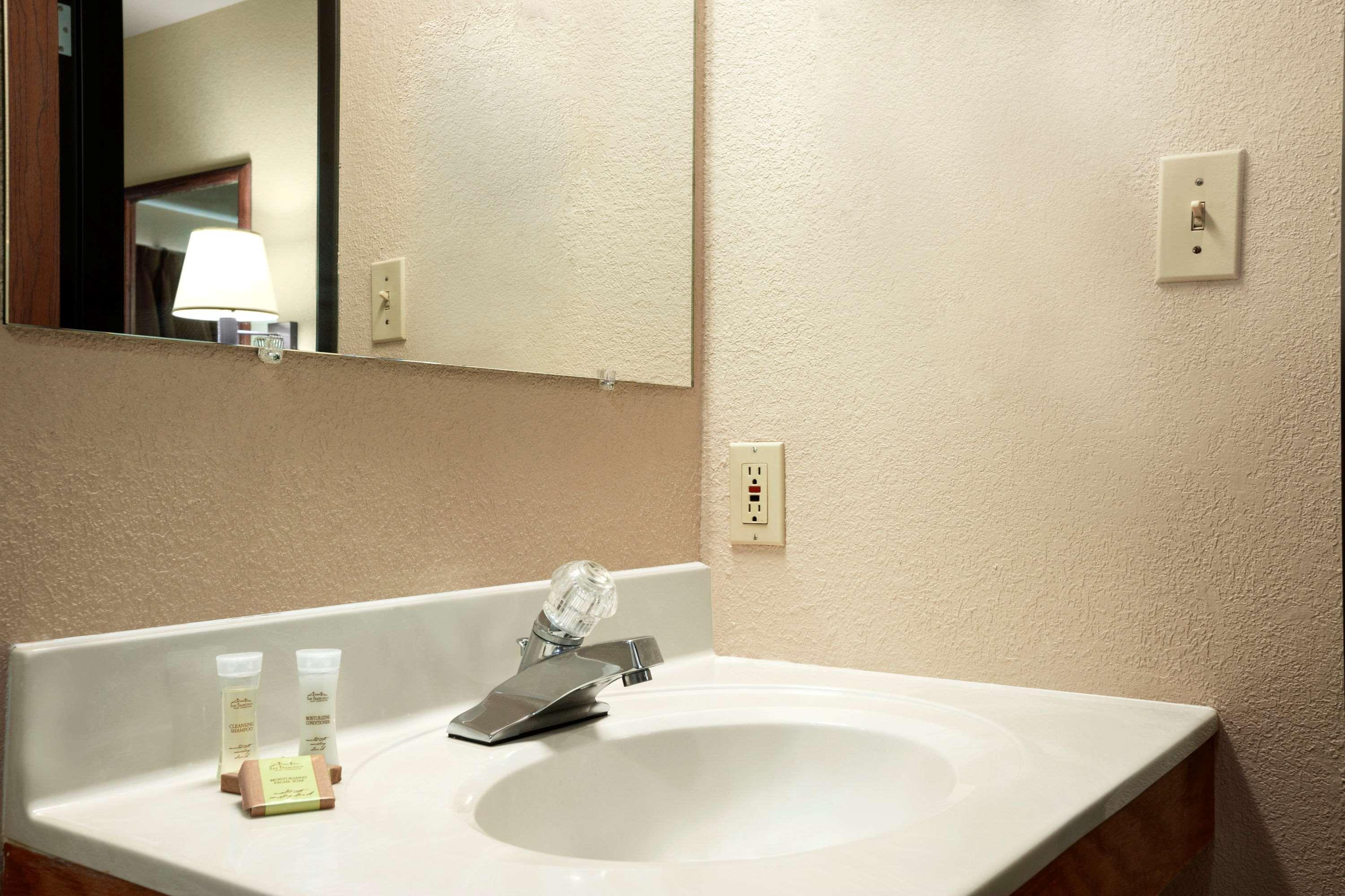 Super 8 By Wyndham Macon Motel Luaran gambar